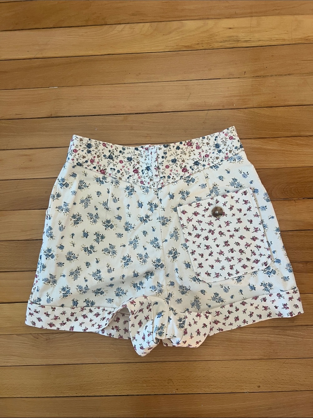 Sezane Floral Button-Front High-Waist Shorts - White/Multi. Size 34 (US 2) - Picture 3 of 4